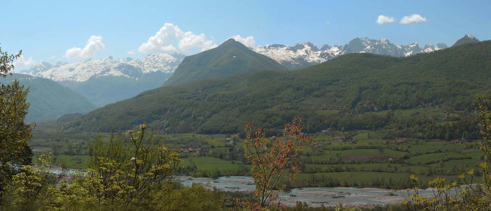 das Prokletije-Gebirge von N, etwa 15 km westl. von Plav; rechts die Karanfili-Kette