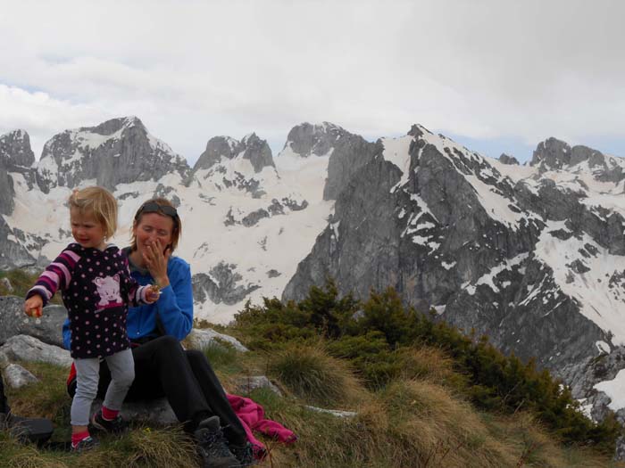 am Gipfel werden unsere Erwartungen noch übertroffen; all die stolzen Felsberge im S stehen bereits auf albanischem Boden, bis auf den vordersten in der rechten Bildhälfte (Maja e Vojusit) sind sie in der Karte unbenannt