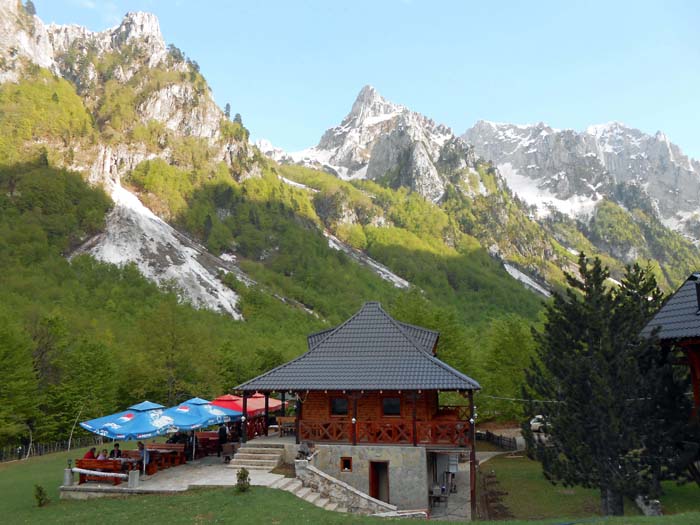 in toller Lage das gemütliche Gasthaus beim Parkplatz in Skala; für morgen stehen die beiden Kare links und rechts der Bildmitte auf dem Menüplan