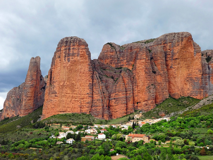 in traumhafter Lage: Riglos; auf dem „Himmelsweg“ umrunden wir das Hauptmassiv gegen den Uhrzeigersinn, erklimmen von hinten den höchsten Punkt und erreichen durch die schmale Bresche links wieder den Ort