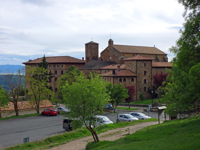 ... und landen zur Nacht gleich darüber im Monasterio de Leyre - in anmutiger Landschaft unter einer Kalksteinklippe gelegen -, wo uns die Benediktiner mit gregorianischen Chorälen ...