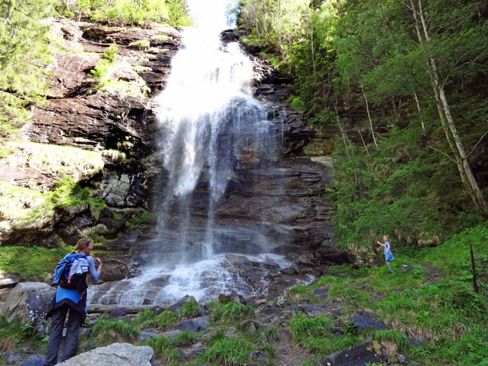 der Melnikfall ist ein Prunkstück des Steiges; in mehreren Stufen stürzen die Wasser über 300 m ins Tal