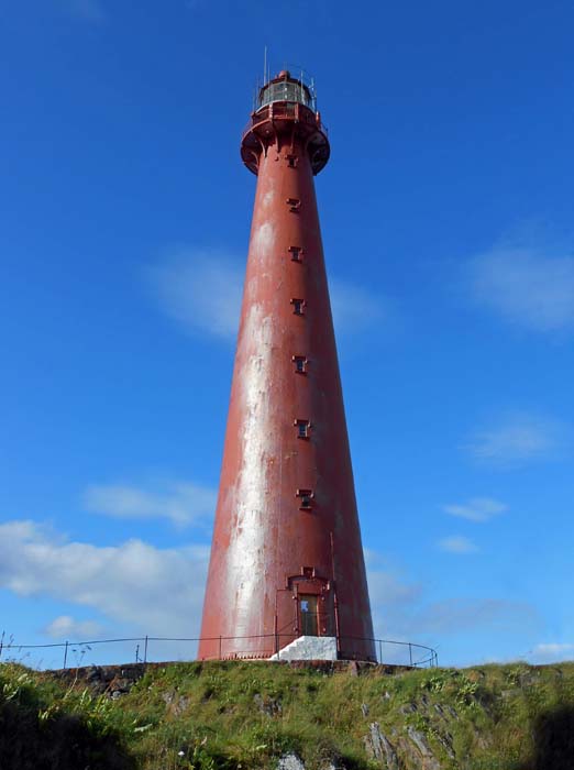 der 40 m hohe Leuchtturm aus dem Jahr 1859 ist das weithin sichtbare Wahrzeichen des 3000-Einwohner-Städtchens Andenes, bekannt auch als Ausgangspunkt für Pottwalsafaris. Hier erreichen wir - von Senja kommend - die Vesterålen