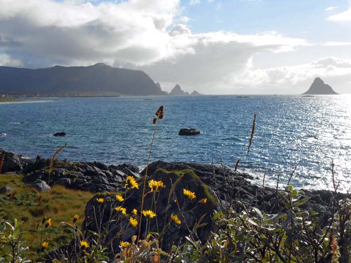... die berühmte Vogelinsel Bleikøya; der nächste Zackengrat zieht zum Måtind empor