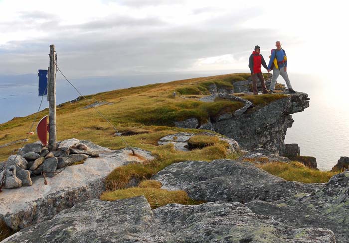 auch der Måtind hat eine der in Norwegen häufigen Gipfelzungen anzubieten, ausgesetzte natürliche Skywalks, die hoch über Seen oder das Meer hinausragen; die berühmteste ist vielleicht die Trolltunga in der Hardangervidda (Südnorwegen)
