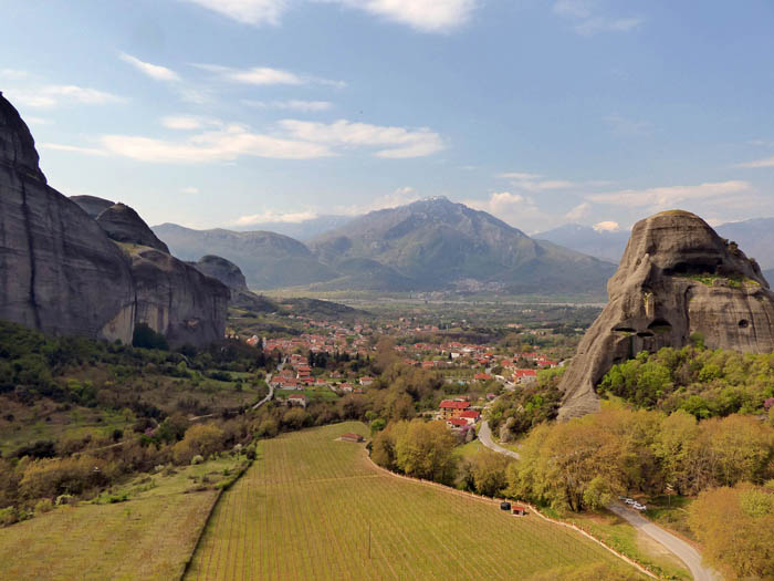 Rückblick vom Fuß der westlichen Klostergruppe gegen Süden auf Kastraki; rechts der Doupiani mit zahlreichen Kletterrouten