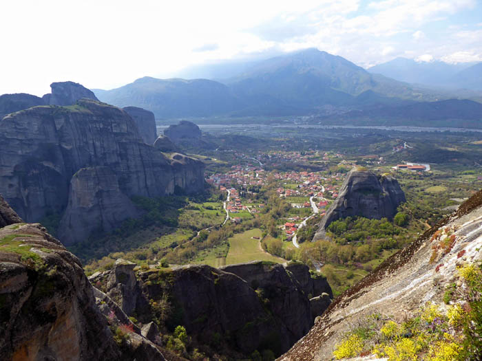 ... genießt man den besten Ausblick aufs 350 m tiefer gelegene Kastraki