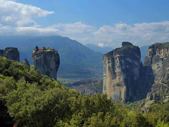 Kloster Ágia Triáda mit Blick durch die gleichnamige Schlucht auf Kalambaka