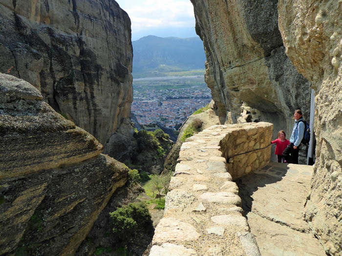 von der Scharte geht es in den überhängenden Felsen steil ...