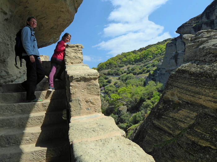 ... auf einer Art Wendeltreppe zum Kloster empor