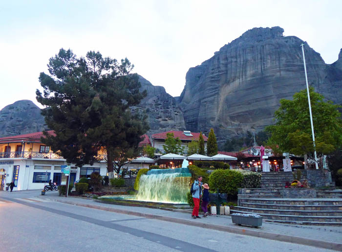 am Hauptplatz von Kalambaka mit dem beleuchteten Wasserfall