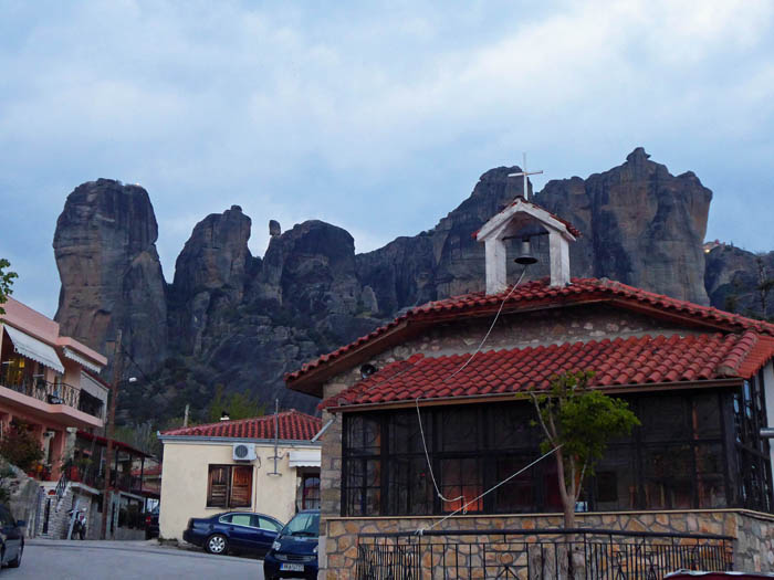 das Kirchlein des Hl. Dimitrios vor den Felstürmen der Meteora-Ostgruppe