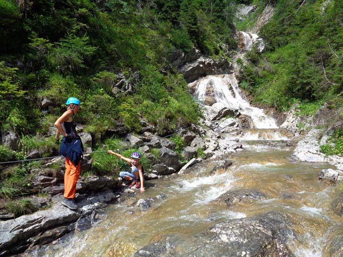 auch der erste Kontakt mit dem Wasser ist spielerisch