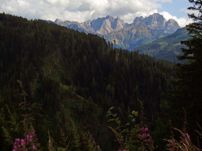 Blick über die Klamm auf Kellerspitzen und Hohe Warte (rechts)