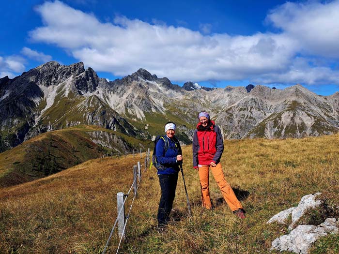 steigt man jedoch vom Klammausstieg noch hinauf auf den Östl. Riebenkofelkamm, eröffnet sich ein beeindruckendes 360°-Panorama: hier vom Geierbichl gegen NNW, die nächste flache Kuppe ist der Millnatzenkopf, darüber Böses Weibele und Grubenspitz