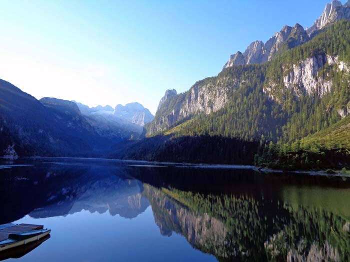 die weltberühmte Ansicht vom Vorderen Gosausee auf Dachstein und Gosaukamm; unsere beiden Gipfel verbergen sich hinter der Vorderen Kopfwand, dem steilen Höcker in Bildmitte