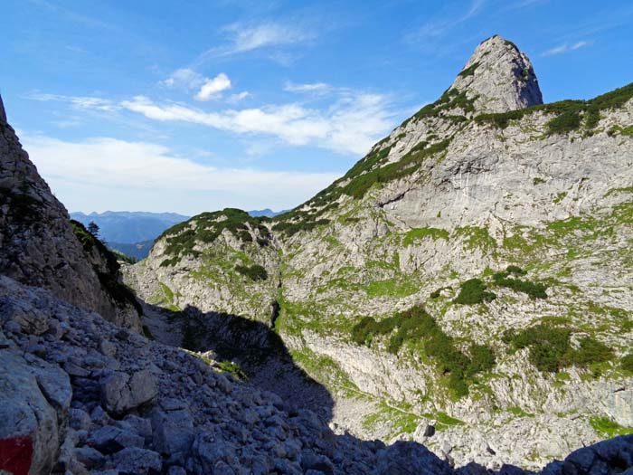 über einen kleinen Sattel am Fuß des Gabelkogel müssen wir ca. 30 Hm in die Eisgrube absteigen, ...