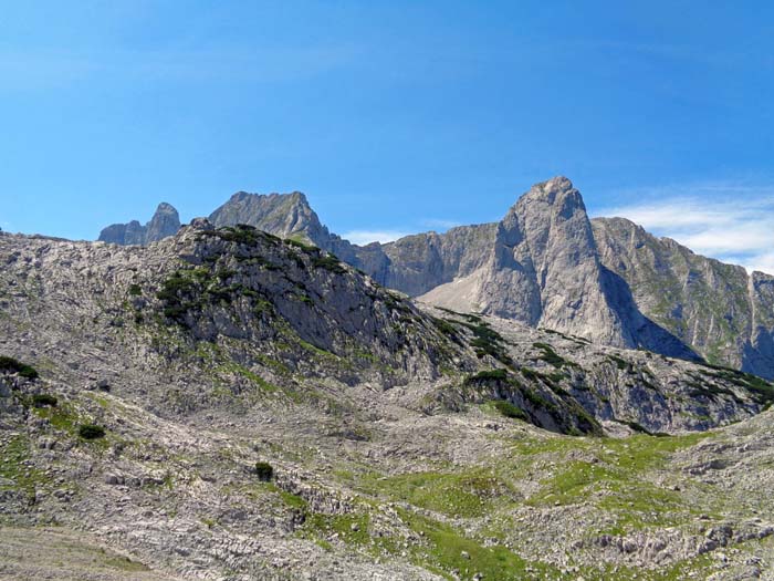 Tiefes Kar gegen Westen: links Kl. und Gr. Bischofsmütze, dann Armkarwand, das Niedere Großwandeck mit seinen modernen Bohrhakenrouten und als krasser Gegensatz dazu ganz rechts die grasige Ostwand der Großwand