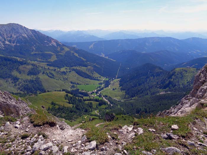 aus der tiefsten Lücke im Rasenhang, dem Rotofensattel, blicken wir gegen Süden auf die Niederen Tauern, links der Rötelstein (s. Archiv)