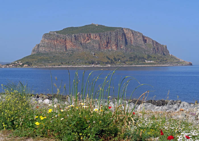 vom Hafen (links) queren wir den Sockel des Felsen, die Unterstadt befindet sich hinter der Mauer ganz rechts