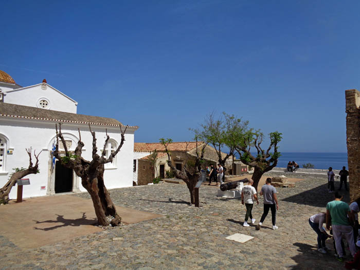 ... zur zentralen Platia Djami mit der Kirche des „Christus in Ketten“; schöner Blick aufs Meer