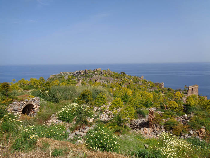 ... das weitläufige Plateau des Felsmassivs erschließen; hier der Blick gegen Osten über die Ägäis, die Befestigungen und Wohnhäuser stammen aus venezianischer und türkischer Zeit, von den noch 1000 Jahre älteren byzantinischen Bauten ist nichts mehr zu sehen