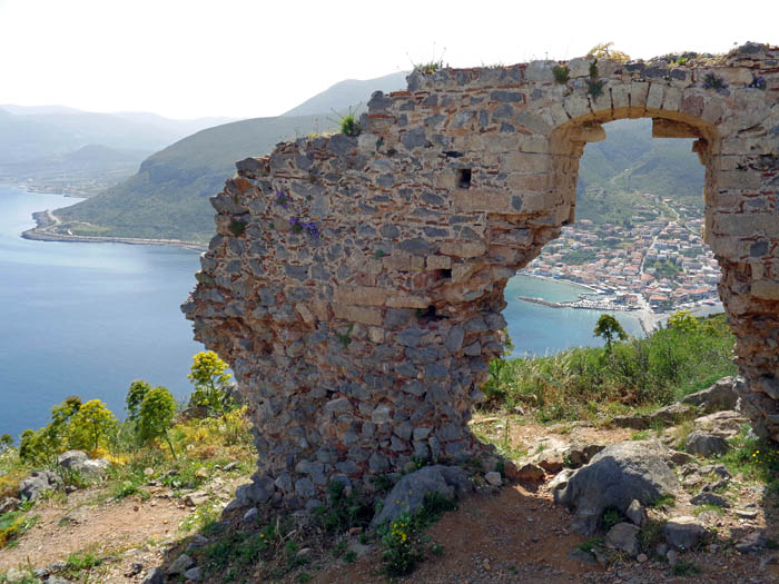 vom zweithöchsten Punkt der Bergfestung auf den höchsten: die ruinösen Überresten des Gipfelkastells ... 