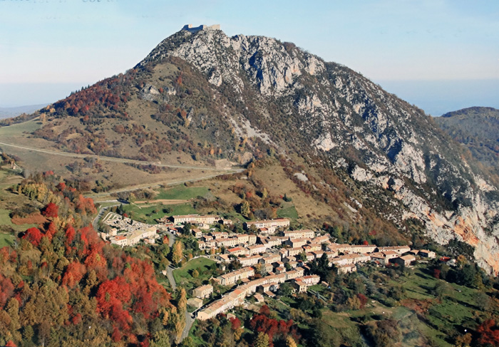 Château de Montségur hoch über dem gleichnamigen Ort, Ansicht von Süden; unser Anstieg führt von links zum Gipfel
