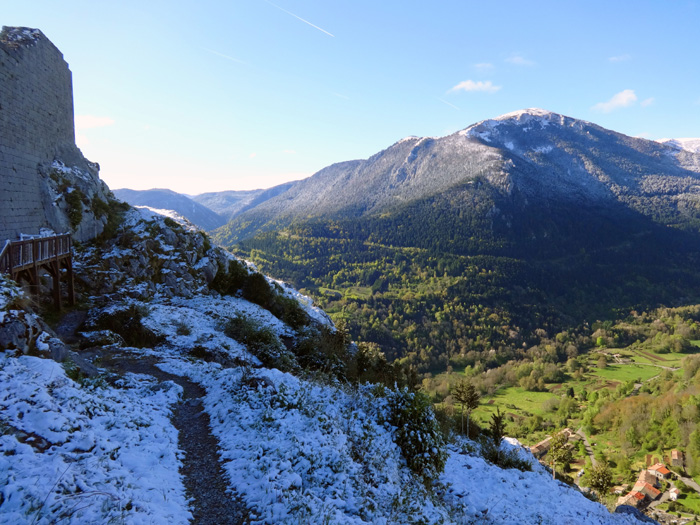 ... gelangen wir über die Nordseite wieder zum Aufstiegsweg; Blick gegen Süden auf La Frau, 1925 m, einem beliebten Wanderberg (4 Stunden vom Ort über den Nordkamm)