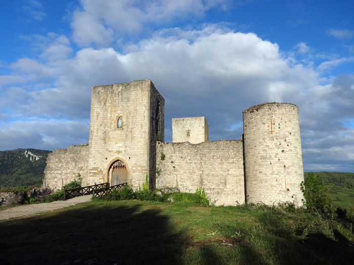 auf dem Weg nach Osten in Richtung Quillan eine der wenigen unspektakulär gelegenen Katharerburgen - Château de Puivert