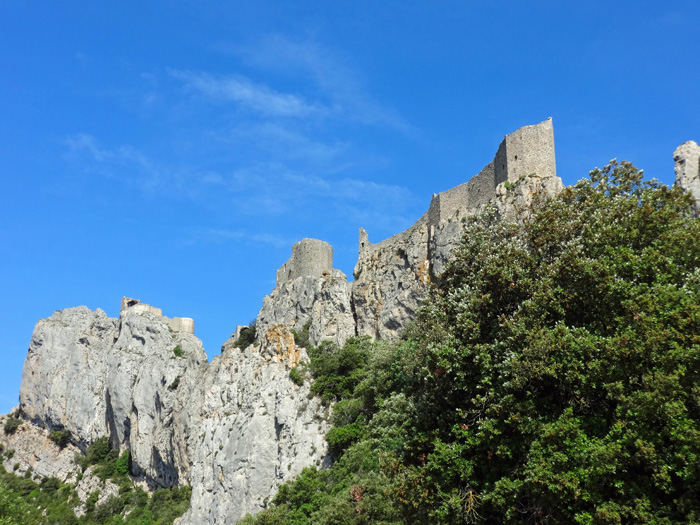 unter allen Katharerburgen die bestechendste Lage hat wohl Château de Peyrepertuse, etwa 50 km nw. von Perpignan in den Corbières gelegen
