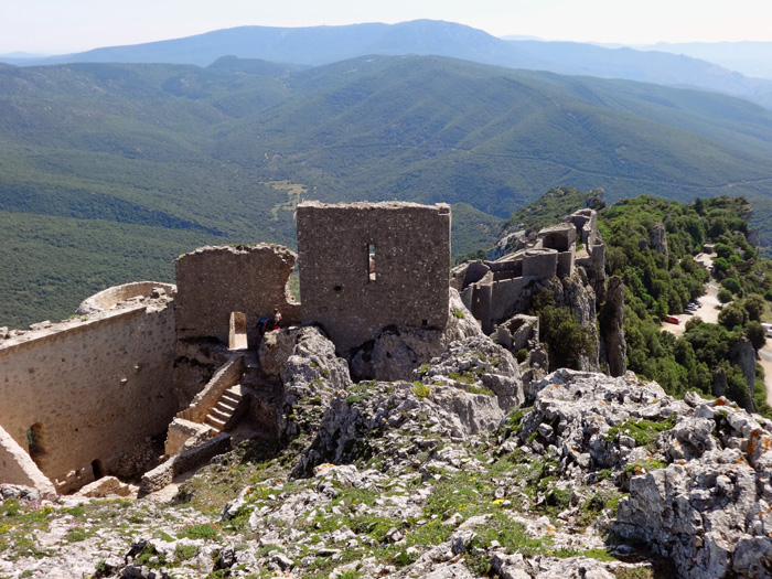 ... bis knapp unter den Gipfel der gewaltigen Felswand; 2500 m Mauern sprengen beinahe die Größenvorstellungen von einer Burg