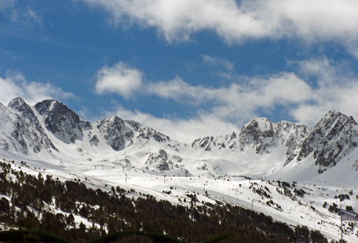 das Schigebiet auf der andorranischen Seite des Passes, den man auch mittels Tunnel überlisten kann