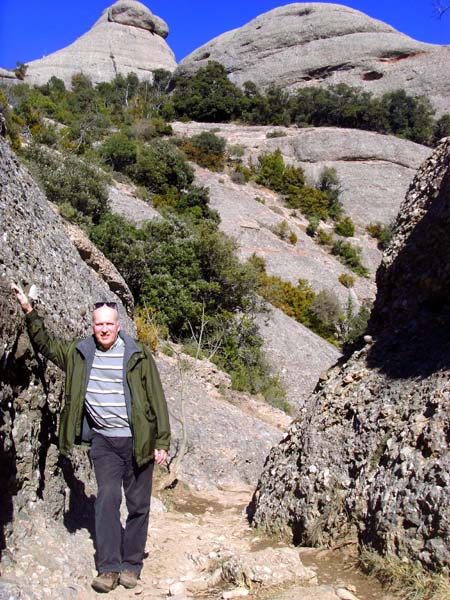 nachdem wir an allerlei Herausforderungen herumgeschnuppert haben, klinken wir uns in den Touristenpfad ein; John im kleinen Canyon am Neuen Jeroni Weg, darüber  el Moro