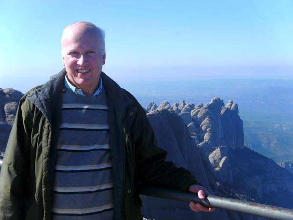 über die gleichnamige Kapelle gelangen wir in Kürze auf die Gipfelplattform der höchsten Erhebung des Montserrat; rechts hinter John die Verzauberten Brüder