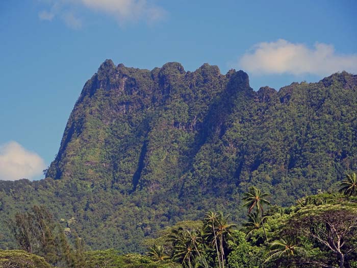 schon hier erhöht sich bei Wanderern und Bergsteigern der Puls angesichts der lockenden Gipfel; im Bild die Ostflanke des 770 m hohen  Tearai