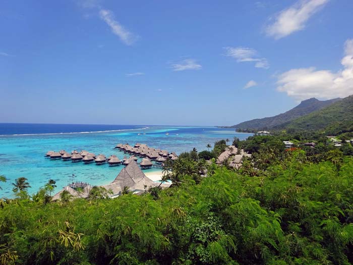 Blich vom Aussichtspunkt Kia Ora, nur wenige Kilometer nördlich des Hafens, auf die Lagune; luxuriöse Resorts sind auf der Insel sporadisch verstreut, sodass man sich keinesfalls - wie etwa auf Hawaii oder Bora Bora - an einem Touristenhotspot wähnt