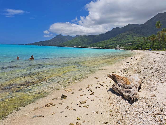 der Strand von Temae an der Nordostecke der Insel