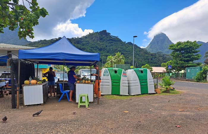 Obstkauf in Paopao an der Innenseite der Cook-Bucht