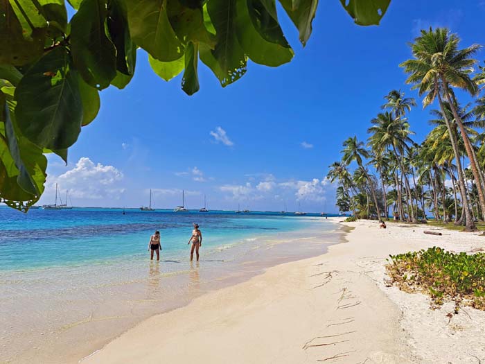 nach der Umrundung des Rotui (den wir uns für nächsten Tag vorgenommen haben) zieht es uns am Strand von Tahimanu am Beginn der Opunohu-Bucht schon wieder ins Wasser