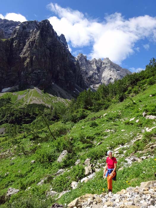 geheimnisumwitterte Wände überragen die Alm: von links Kellerspitzen, Kellerwarte und Hohe Warte