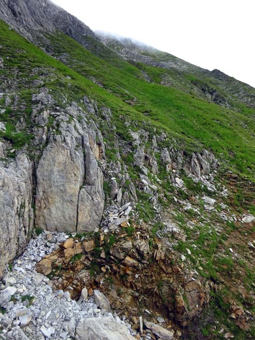 weiter oben, schon knapp am Wandfuß, beginnen wir mit der stufenweisen Rechtsaufwärtsquerung über ein halbes Dutzend Fels- und Schuttrinnen ...