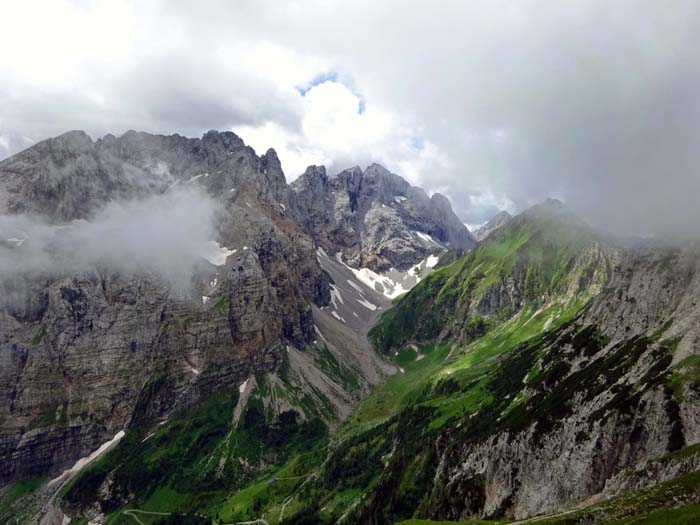 hinter Valentintörl und Rauchkofel lugt der Wolayer Seekopf hervor, auch ein Eck vom Eiskar zeigt sich hinter dem Wolkenfetzen links; das Wetter ist schon seit drei Wochen spannend - für Kärnten im Hochsommer bislang ungewöhnlich