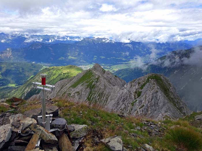 ... zum kleinen Kreuz laufen; laut Gipfelbuch wird unser Berg nur selten besucht; Blick auf die Felsnase des Vorderen Mooskopf und die Mauthner Alm, dahinter noch die Gailtaler Alpen (Jauken)