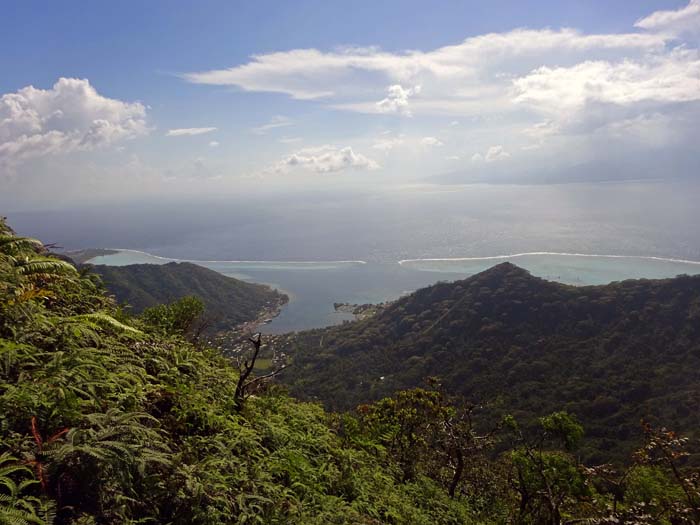 ... mit Blick auf die Vaiarebucht, wo die Fährschiffe aus Tahiti landen