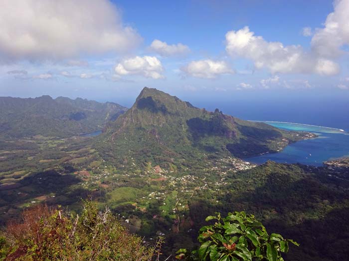 im Westen die Cook Bay und der Mont Rotui mit seinem langen Nordgrat (s. Archiv)