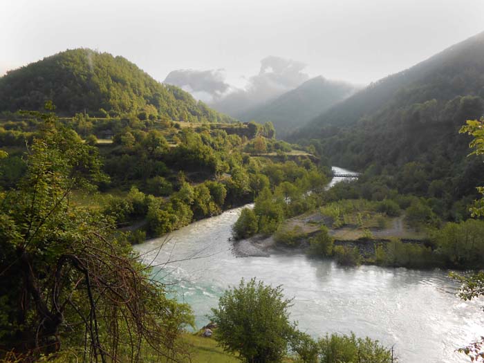 am Oberlauf der Morača, Blick gegen N; die Hauptstraße von Kolašin verläuft rechts am schattigen Waldhang, die kleine Brücke führt zum Ort Međuriječje, wir nehmen die Zufahrt nach Mrtvo Duboka, die von der Hauptstraße gleich südlich der großen Moračabrücke nach W abzweigt; darauf die erste Abzweigung rechts