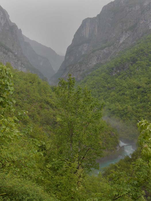 Tiefblick vom P auf den Ausgang der Schlucht; deutlich erkennbar die Holzbrücke