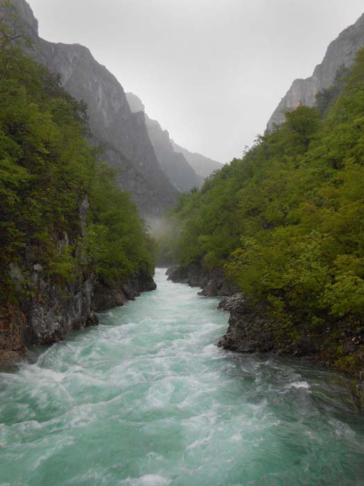 im Frühjahr und nach starken Regenfällen drängen sich unzähmbare Wassermassen durch den engen Kanal