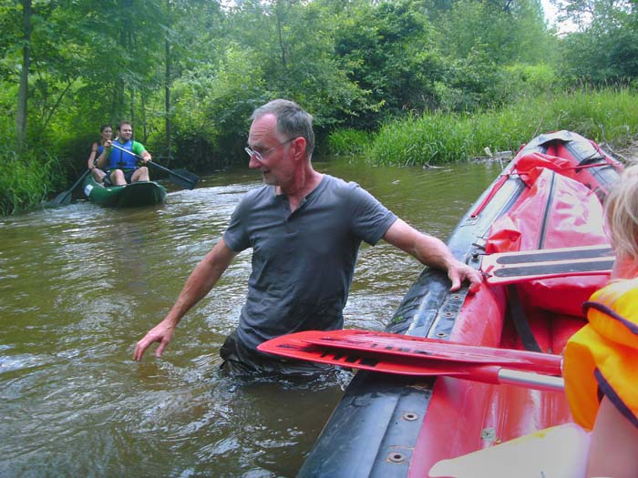 ein erfrischter Erich wuchtet Boot samt Mädels von einer zu spät gesehenen Unterwasserwurzenwarze